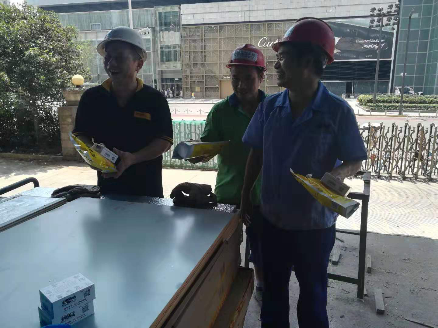 長沙人民銀行項目部發(fā)放防暑物資